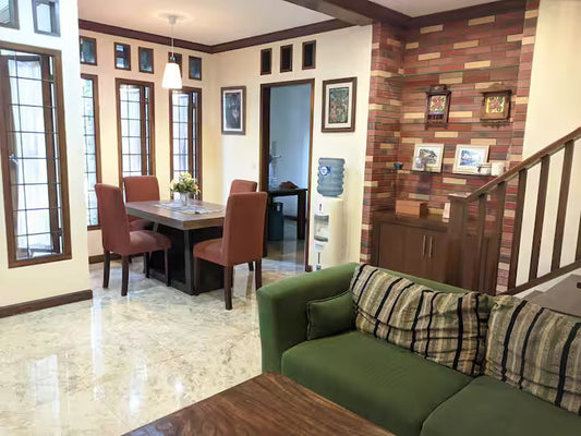 Ruang tamu dengan akses langsung ke taman belakang