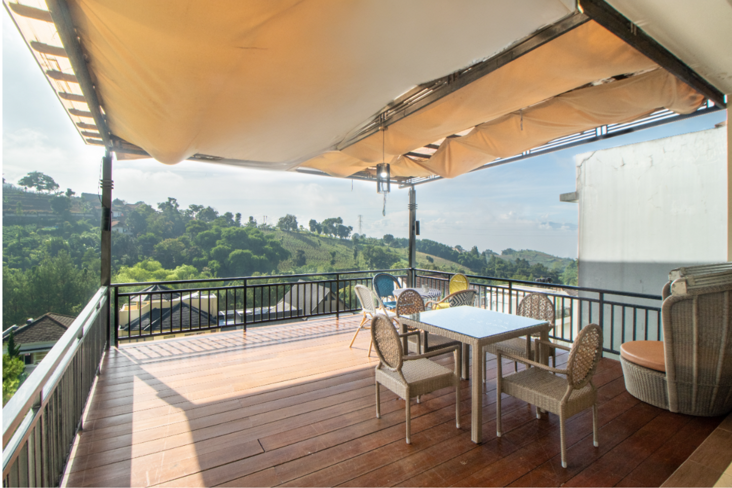 4 BR De Reiz Villa Spring Hill Syariah - City View - Family Only