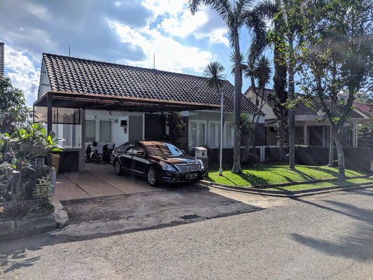 Villa sewa di Bandung dengan halaman hijau dan pohon rindang