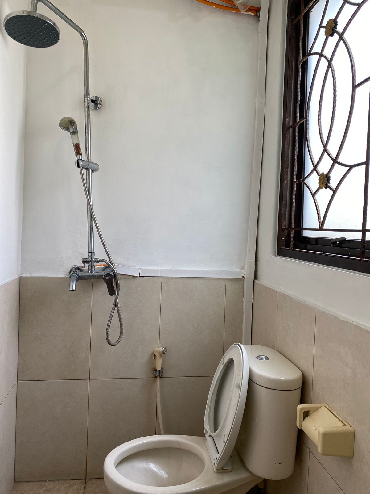 Kamar mandi dengan water heater juga tersedia kloset duduk
