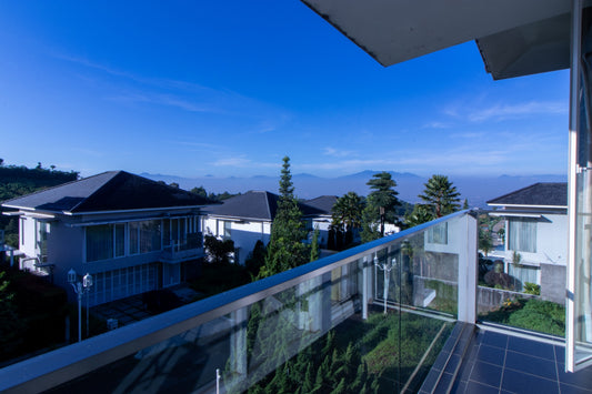 Bayangkan membuka mata, lalu melangkah ke balkon pribadi dan langsung disuguhi lukisan alam berupa barisan perbukitan yang diselimuti kabut tipis. Pemandangan asri dari balkon kamar utama yang ada di villa ini adalah definisi kesegaran yang sesungguhnya. Nikmati suasana alam dan hembusan angin sejuk yang akan membuat momen staycation di villa bandung menjadi sangat berkesan dan tak terlupakan.
