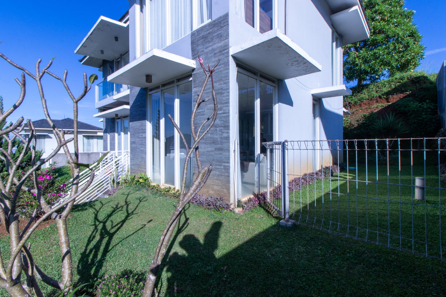 Villa kami yang berlokasi di Dago, Bandung, menawarkan suasana pegunungan yang masih sangat asri dan segar. Dibangun di tengah lanskap hijau, kamu akan disambut oleh udara murni setiap pagi. Untuk menjamin istirahat keluarga tetap maksimal, kami menyediakan 4 Kamar Tidur yang luas. Meskipun udara Dago sudah sejuk, setiap kamar tetap kami lengkapi dengan AC agar kamu dapat mengatur suhu ruangan sesuai preferensi pribadi. Tempat yang sempurna untuk recharge energi bersama orang tersayang.