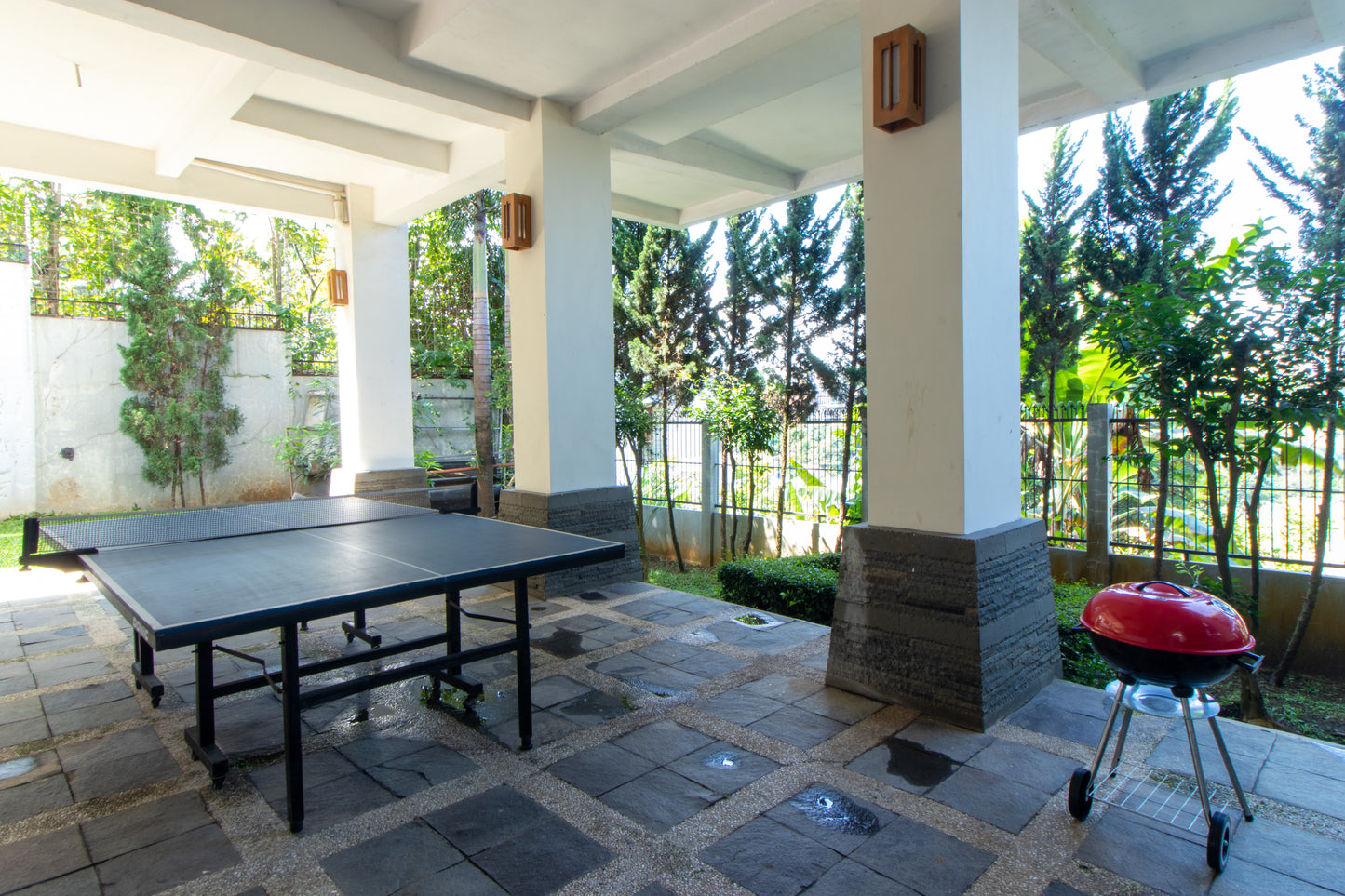 Area hiburan meja pingpong yang biasanya turut dimeriahkan oleh anak anak maupun dewasa, di villa ini terdapat meja pingpong lengkap dengan bola dan bet pingpong nya, disekitar area juga dapat digunakan untuk acara BBQ di malam hari bersama kieluarga