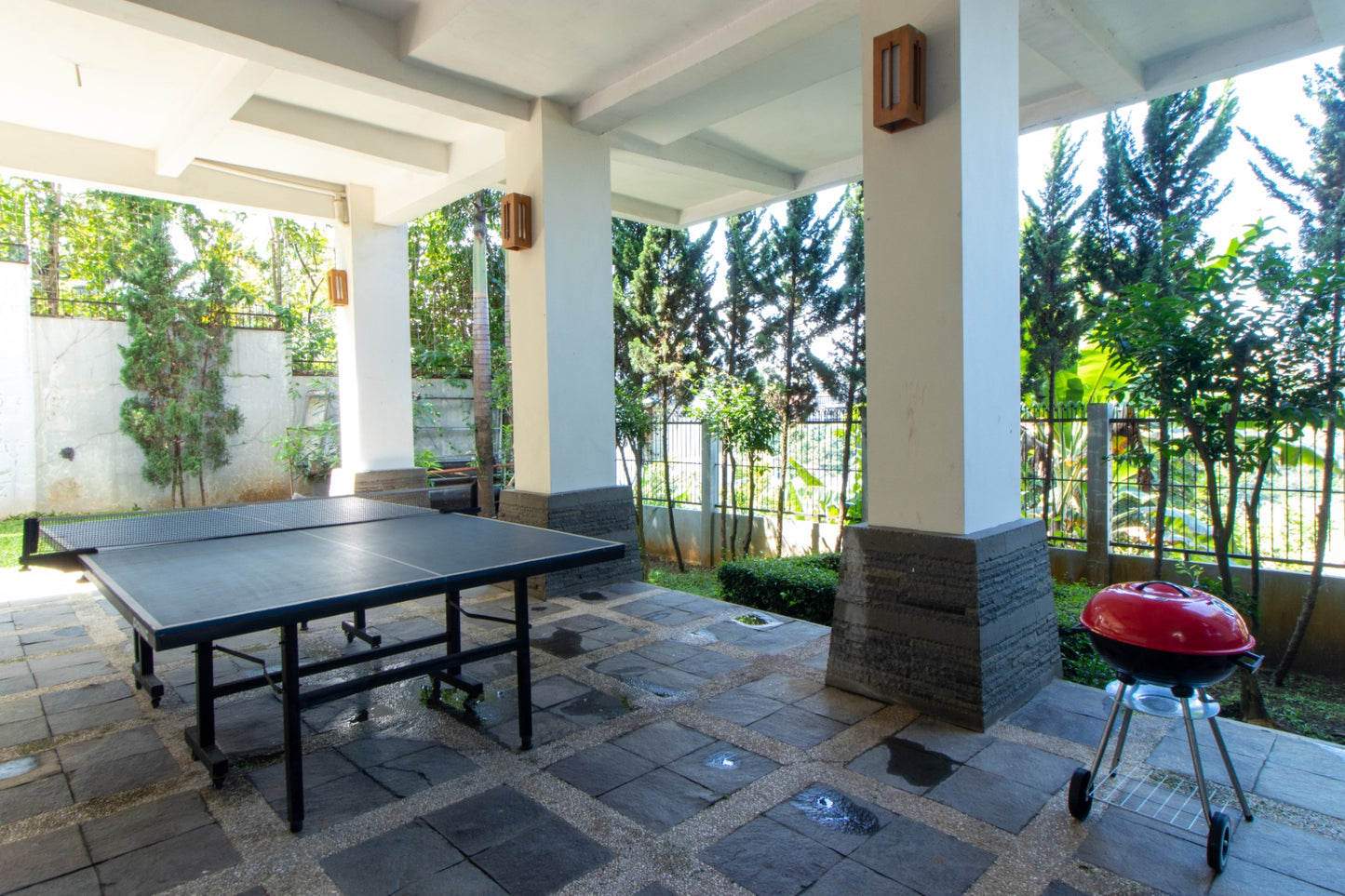 Area hiburan meja pingpong yang biasanya turut dimeriahkan oleh anak anak maupun dewasa, di villa ini terdapat meja pingpong lengkap dengan bola dan bet pingpong nya, disekitar area juga dapat digunakan untuk acara BBQ di malam hari bersama kieluarga