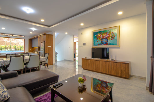 Villa dengan konsep open space modern. Ruang TV berukuran cukup besar dan nyaman, langsung terhubung dengan ruang makan dan dapur lengkap.