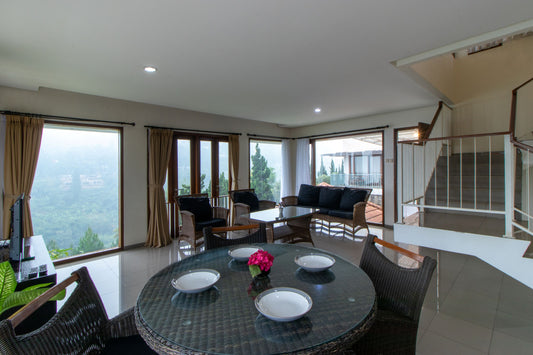 Ruang makan villa dengan pemandangan taman belakang