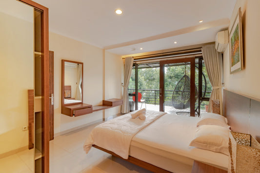 Kasur berukuran 180x200 cm dengan bantal dan bercover putih, lemari baju dan meja serbaguna yang berada di depan tempat tidur yang tentunya sangat memudahkan kamu saat menyimpan barang bawaan kamu saat menginap di villa ini, bukaan kaca besar merupakan akses langsung untuk ke balkon yang menyuguhkan pemandangan suasana bandung yang sejuk dan asri.