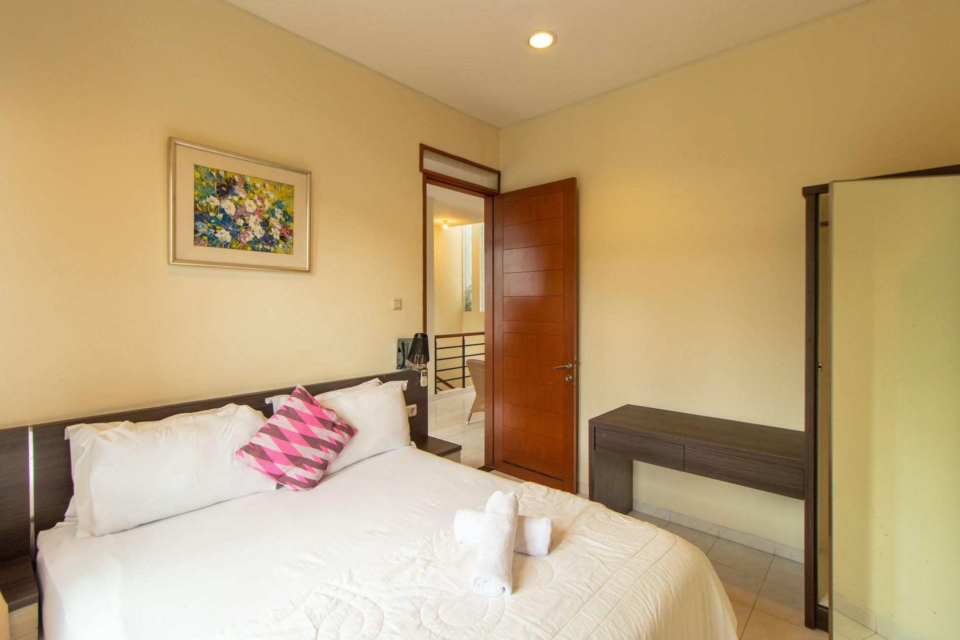 Kamar tidur ini juga dilengkapi dengan lemari baju gantung dan meja laci untuk kamu menyimpan barang bawaan, tak lupa hiasan lukisan yang ada tepat di atas dipan menjadikan kamar di villa semakin artistik.