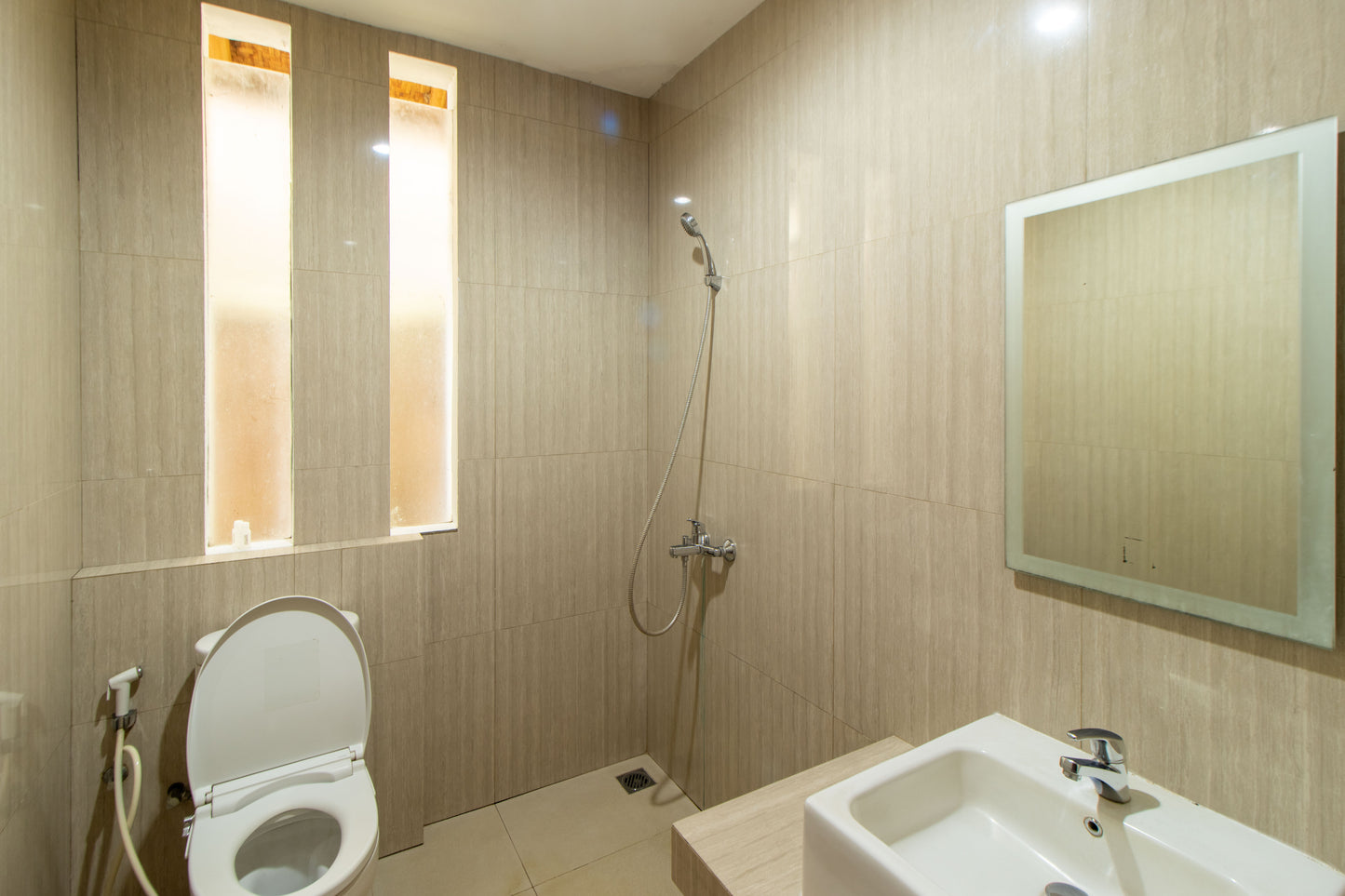 Fasilitas kamar mandi Villa yang bersih dilengkapi closet, wastafel cuci muka lengkap dengan cermin didepannya serta shower dan water heater.