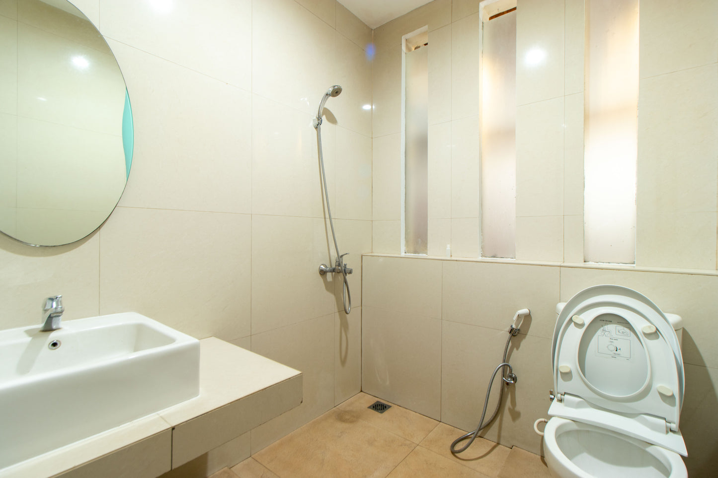 Kamar mandi bersih terawat. Wastafel, cermin oval yang menambah keestetikan Villa, closet, shower, dan water heater modern. jadi jangan takut kedinginan saat membersihkan diri.