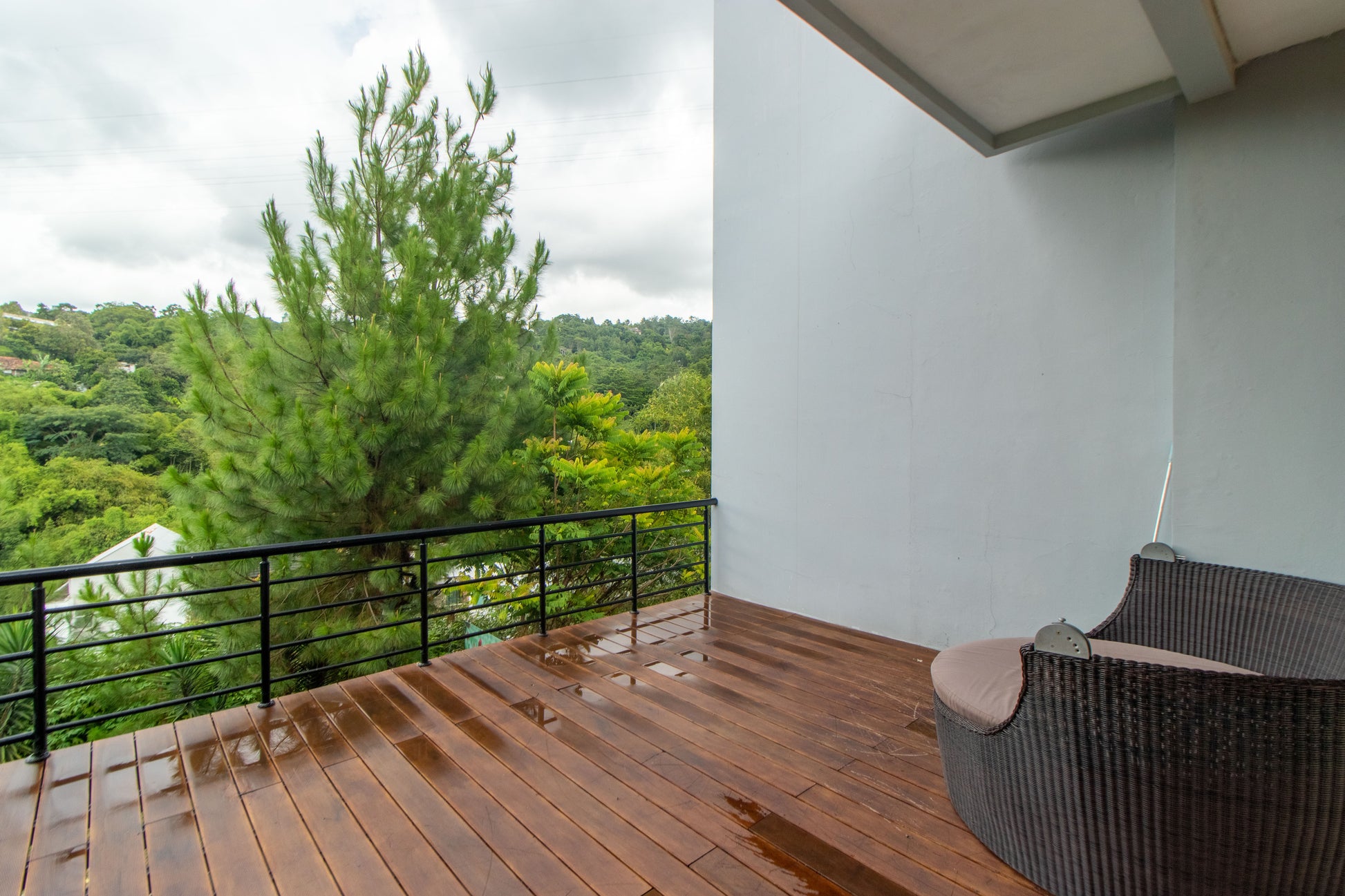 Kursi santai yang sudah disediakan di balkon agar kamu bisa menghabiskan waktu saat menginap di villa bandung dengan cara menikmati suasana yang ada di bandung.