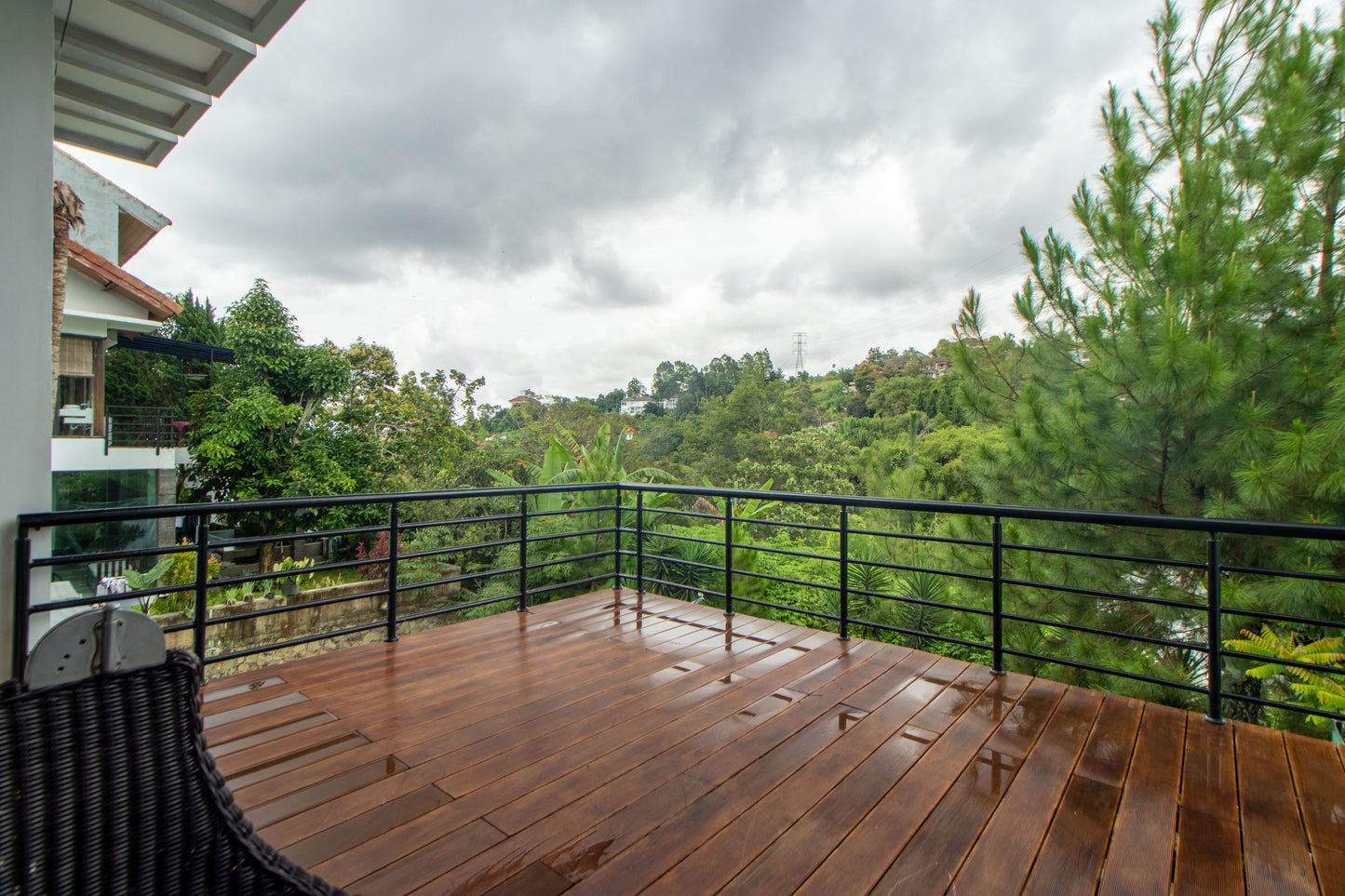 Pemandangan hutan kota bandung dan suasana yang disuguhkan dari villa ini cukup membuat kamu rehat sejenak dari kesibukan sehari hari, kursi nyaman yang disediakan bisa kamu nikmati untuk bersantai.