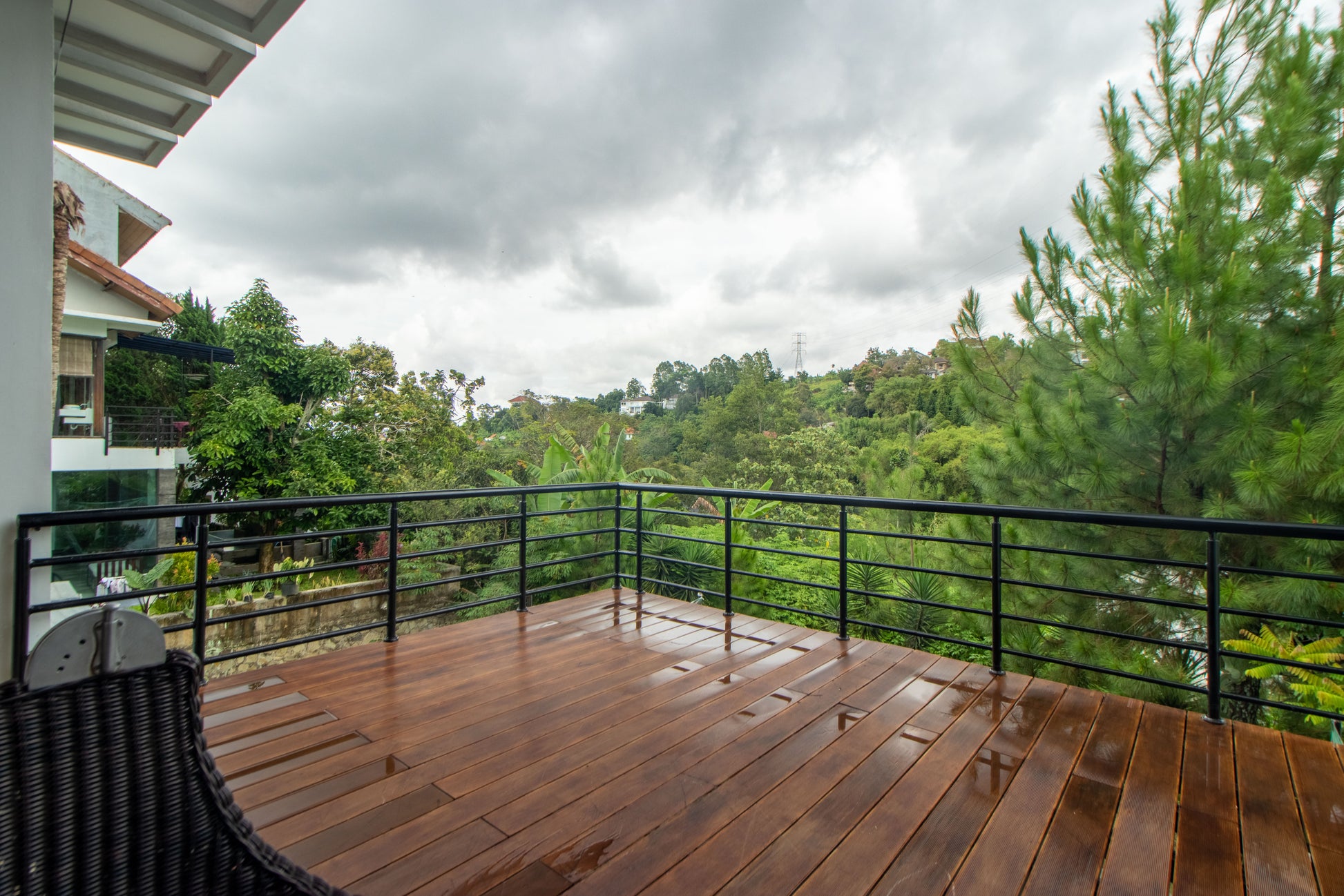 Pemandangan hutan kota bandung dan suasana yang disuguhkan dari villa ini cukup membuat kamu rehat sejenak dari kesibukan sehari hari, kursi nyaman yang disediakan bisa kamu nikmati untuk bersantai.
