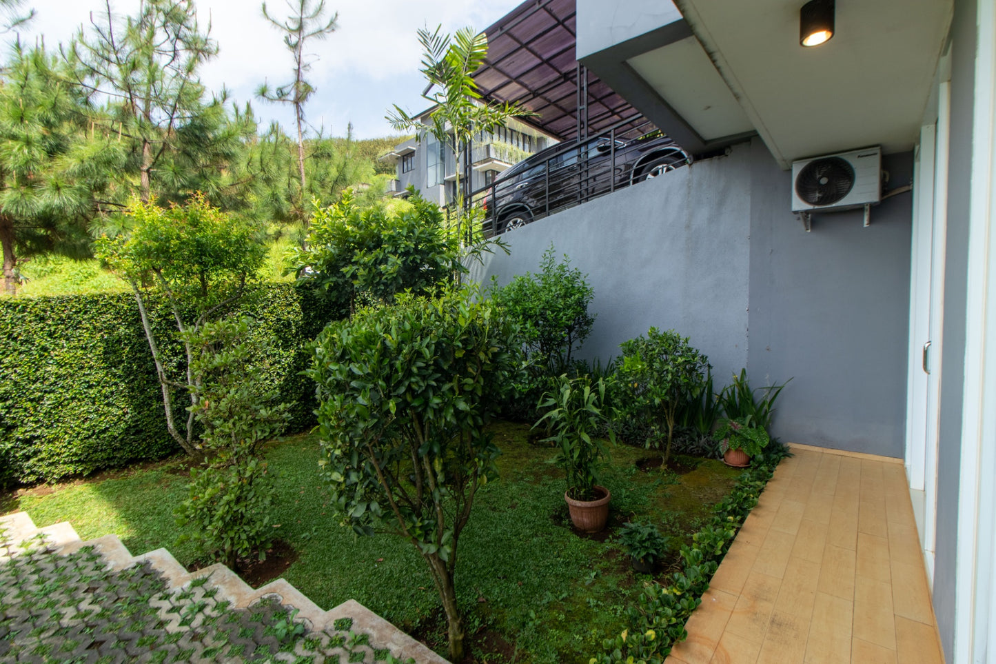 Atmosfer udara yang sejuk khas pegunungan yang ditumbuhi rumput hijau dan tanaman segar serta suasana yang nyaman di halaman villa, menjamin kualitas istirahat Anda lebih maksimal, dan tentunya akan membuat kamu nyaman selama menginap