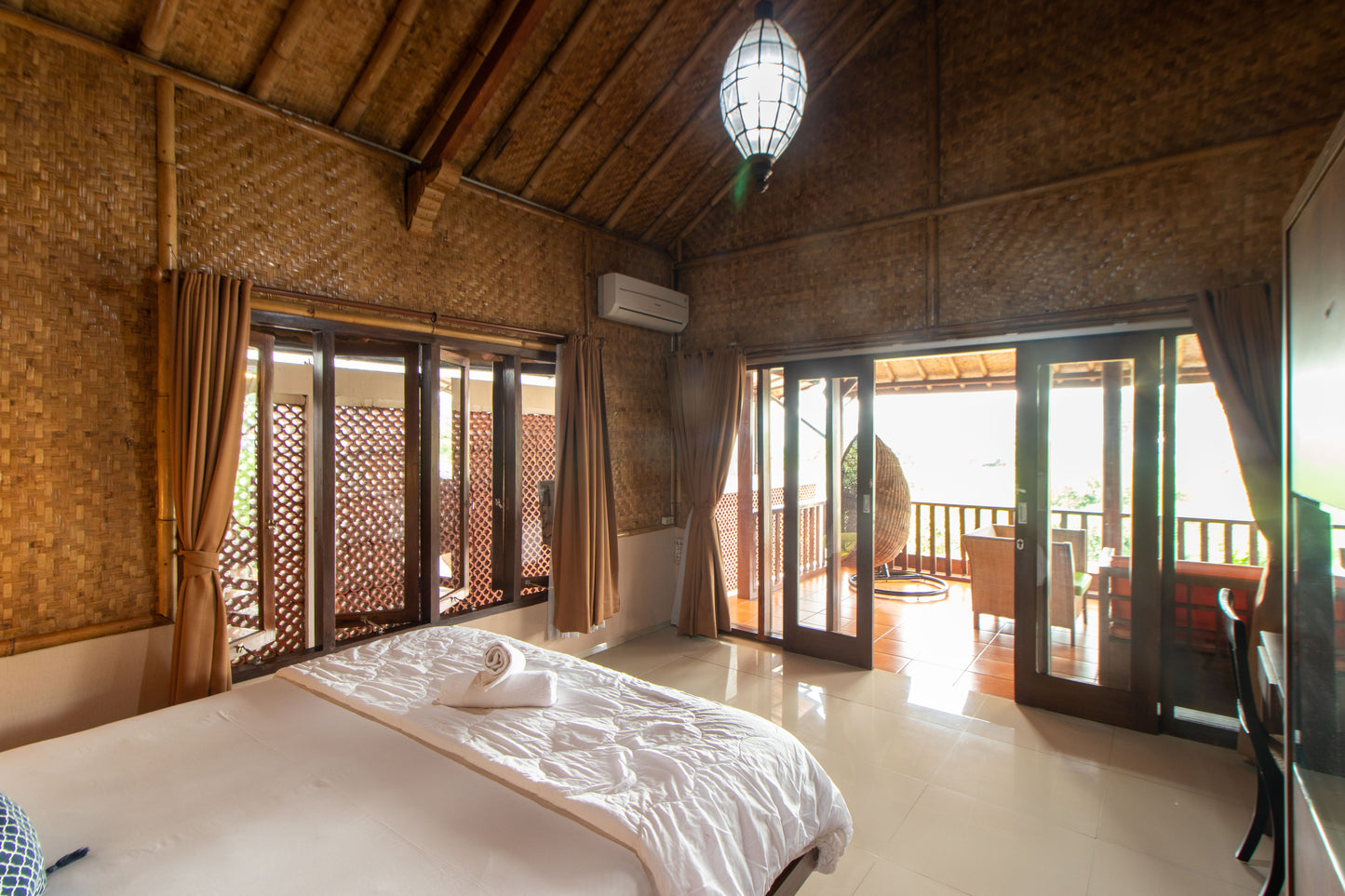 Kamar tidur yang cukup besar untuk Villa dengan hiasan lampu gantung yang sudah dilengkapi AC tidak akan membuat kamu kepanasan saat tidur. Serta pemandangan lampu kota saat malam hari bisa kamu lihat langsung dari dalam kamar.