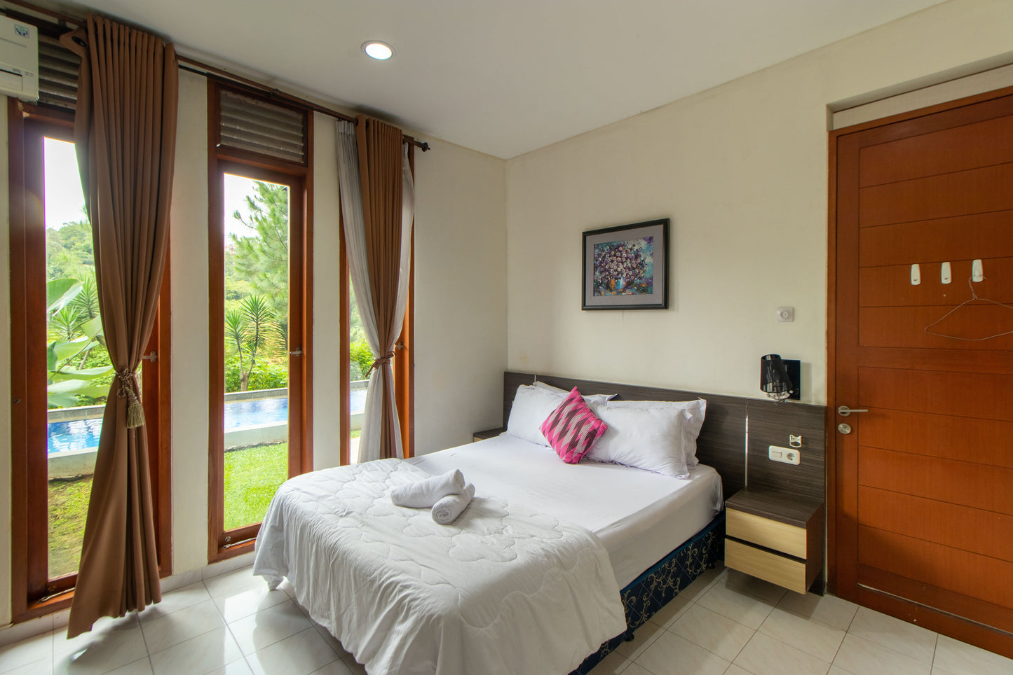 Villa ini memiliki kamar tidur utama dengan kasur berukuran besar sudah dilengkapi 4 bantal dan selimut ini mempunyai pemandangan yang langsung menghadap kolam renang pribadi, lengkap dengan 2 nakas disamping tempat tidur dan punya kamar mandi dalam