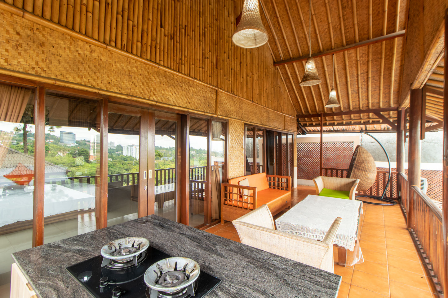 Dapur Villa dengan konsep terbuka dan desain modern yang berada di teras Balkon ini dilengkapi dengan kursi dan meja yang bisa kamu gunakan untuk makan bersama keluarga sambil melihat pemandangan yang menghadap ke sebagian Kota Bandung yang indah