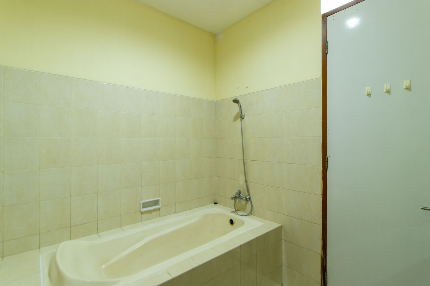 Bathtub yang tersedia di kamar mandi yang berada di kamar tidur utama di Villa ini lengkap dengan shower dan water heater serta closet duduk dan watafel serta cermin kaca.