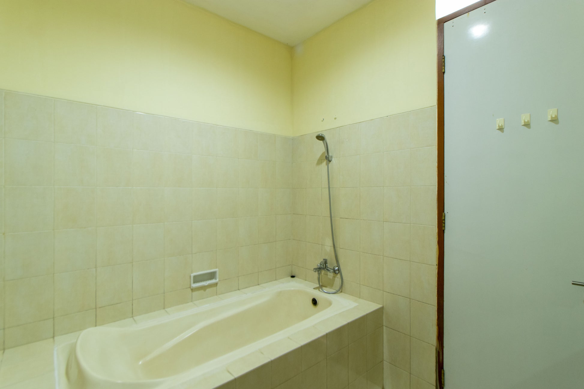 Bathtub yang tersedia di kamar mandi yang berada di kamar tidur utama di Villa ini lengkap dengan shower dan water heater serta closet duduk dan watafel serta cermin kaca.