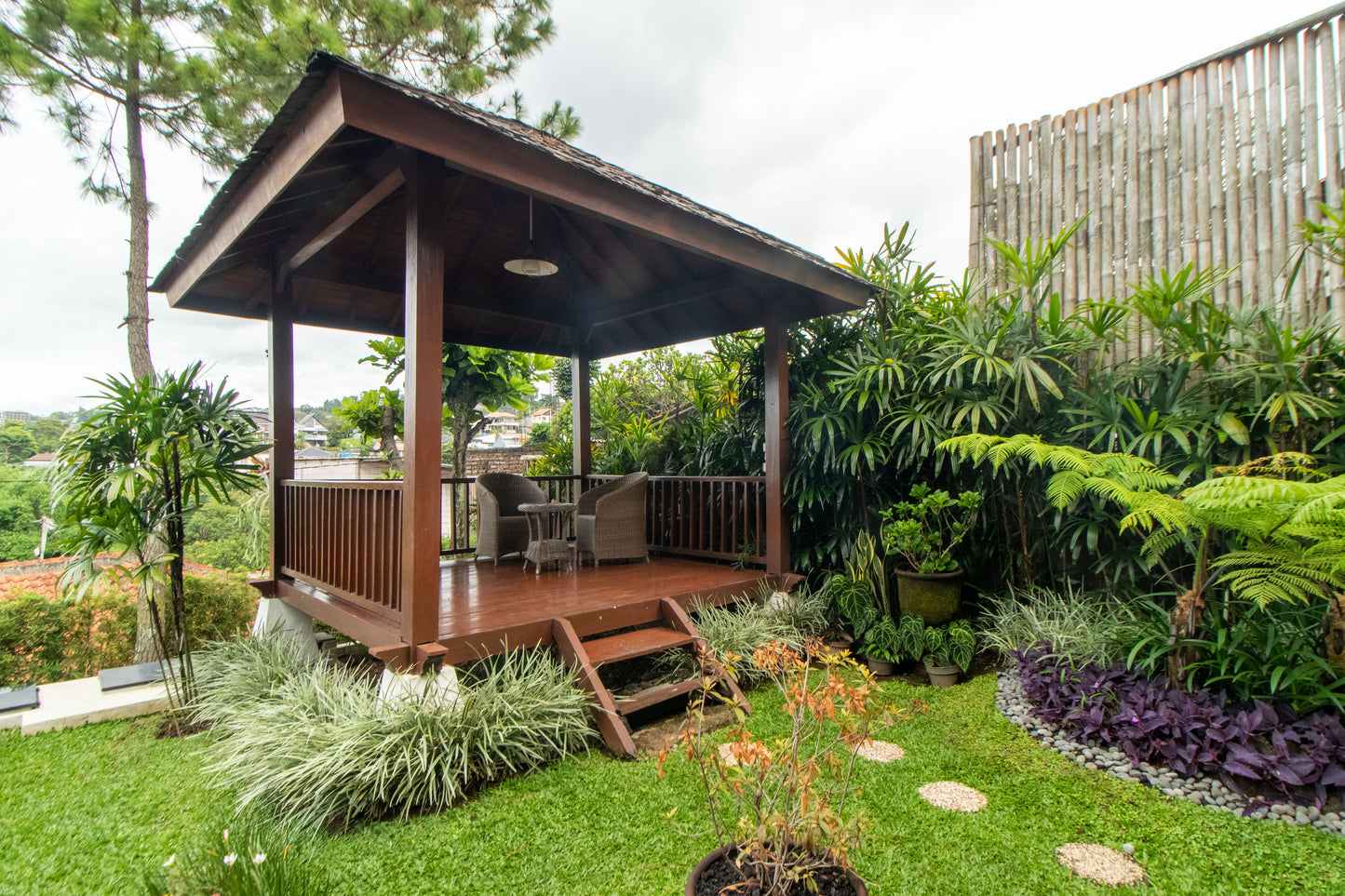 Dikelilingi taman dengan rumput yang hijau serta bunga bunga yang tumbuh disekitar bisa menjadikan Gazebo ini salah satu spot favorit di Villa, dengan kursi santai dan meja sangat mendukung untuk bersantai sambil menikmati suasana di Bandung yang asri