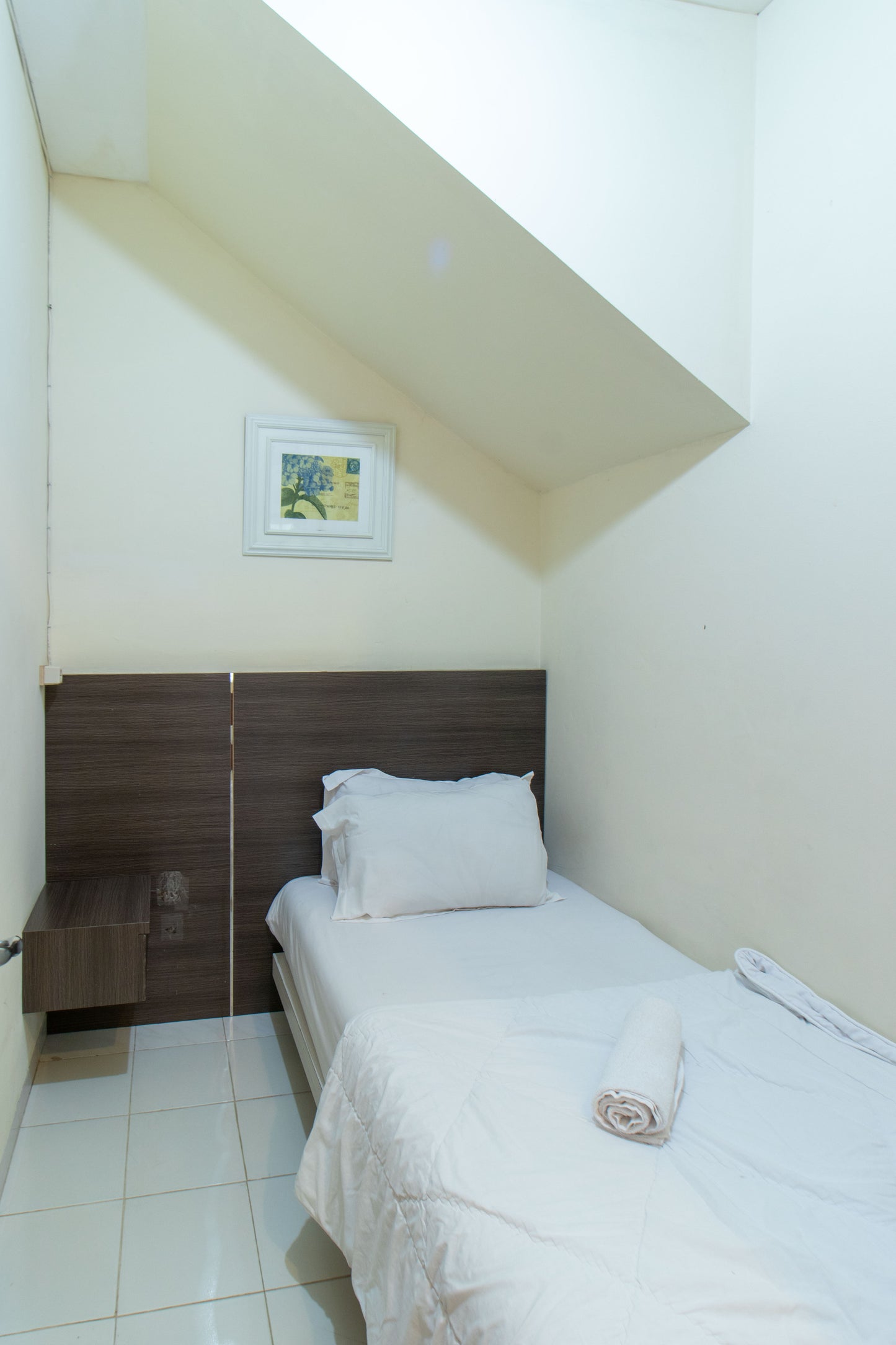 Kamar tidur anak kedua yang ada di villa ini, sama dengan kamar sebelumnya belum menggunakan ac tapi sudah disediakan kipas blower agar kamu tidak kepanasan saat menginap di villa.