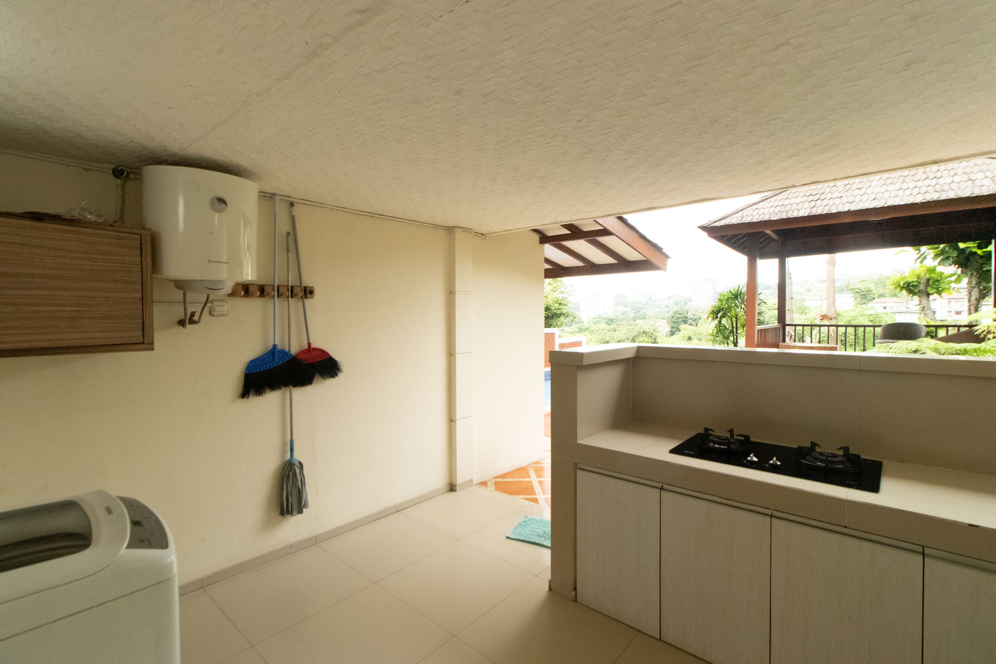 Dapur kotor atau yang biasa disebut dengan dapur basah ini terletak dibagian lantai bawah villa yang langsung menghadap ke arah kolam renang dan gazebo, terdapat kompor tanam dengan 2 tungku dan sudah dilengkapi peralatan memasak yang cukup lengkap, area lantai bawah ini juga dilengkapi dengan mesin cuci otomatis dan jemuran baju