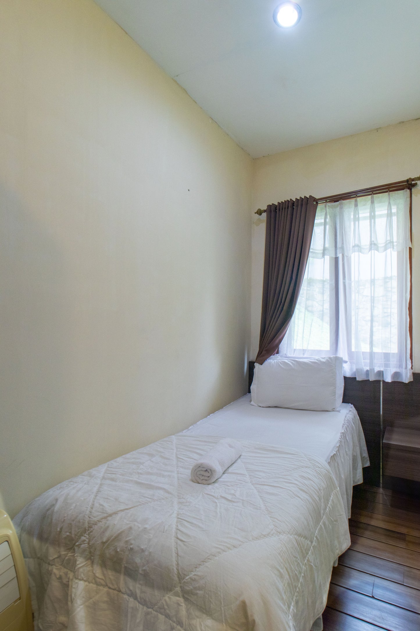 Villa ini memiliki 2 kamar anak dengan kasur ukuran single yang cukup nyaman juga jika dipakai tidur oleh orang dewasa karena ukuran nya tidak terlalu kecil, kamar ini belum menggunakan ac tapi sudah disediakan kipas blower.