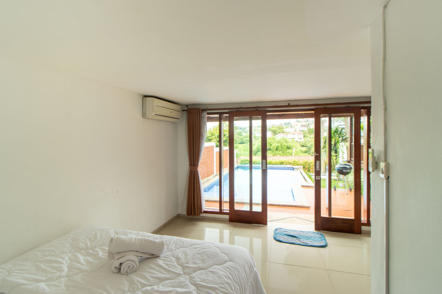 Kamar tidur nyaman dengan pintu geser kaca. Pemandangan langsung ke arah kolam renang pribadi, taman hijau yang bisa dijadikan untuk tempat kamu BBQ di Villa bersama keluarga. Nikmati view Kota Bandung yang gemerlap di malam hari dari tempat tidur ini.