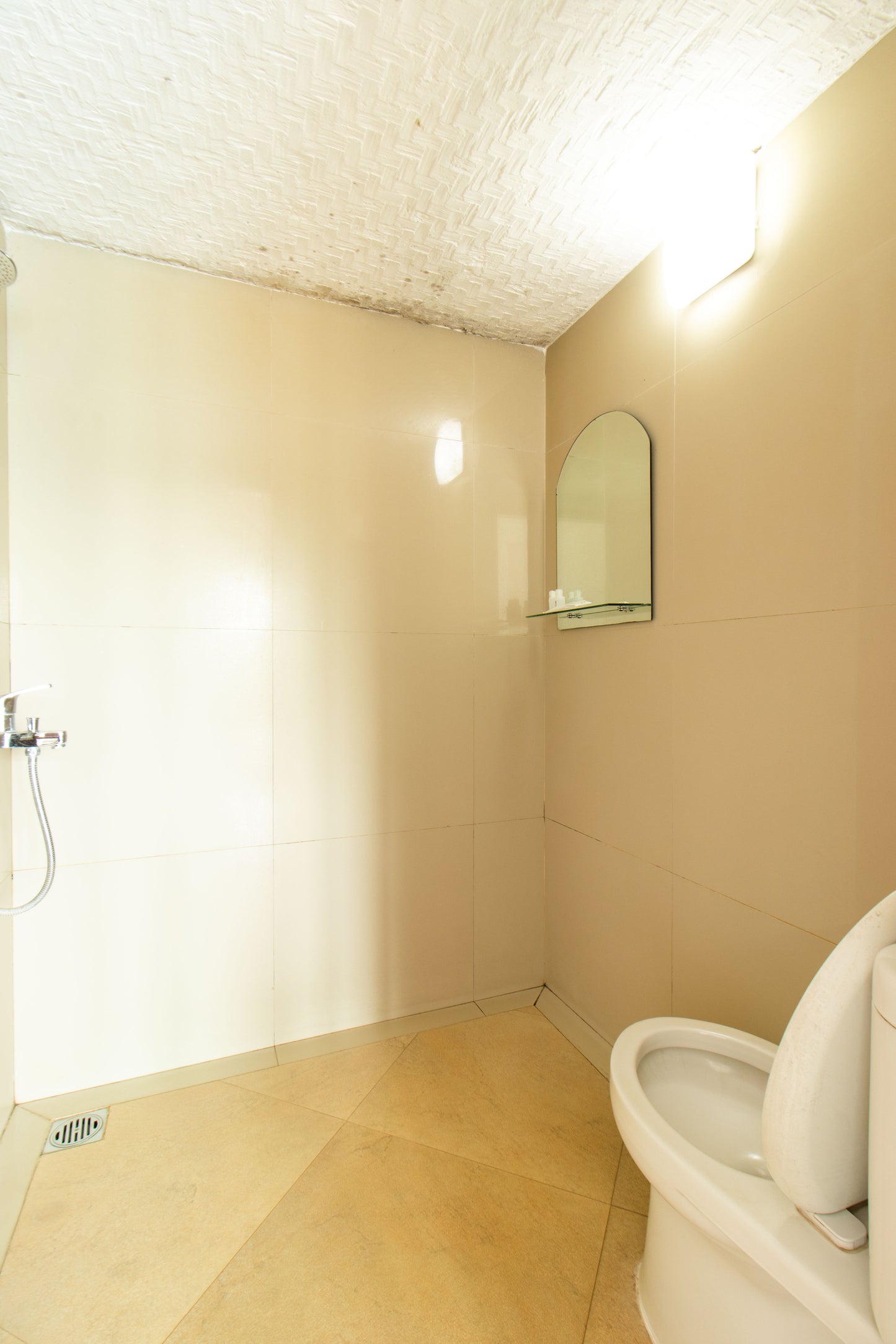 Closet duduk yang bersih, shower yang sudah dilengkapi dengan air hangat dan cermin lengkap dengan amenities merupakan salah satu fasilitas yang bisa kamu dapatkan saat menginap di Villa Bandung.