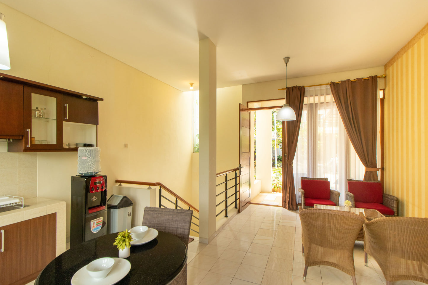 Villa dengan ruang keluarga yang nyaman dengan 4 kursi dengan meja panjang ditengahnya menyatu dengan kehangatan bersama di meja makan yang berada tepat disamping dapur