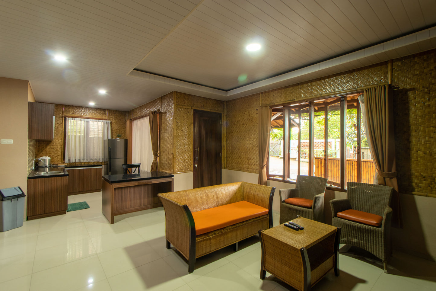 Villa dengan ruang keluarga dan dapur kering dengan konsep Ruang terbuka. Peralatan masak dan peralatan makan yang lengkap serta fasilitas area luas tanpa sekat ini mendorong interaksi sempurna saat kamu menginap bersama keluarga.