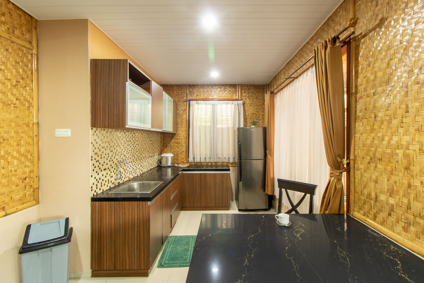 Dapur kering dengan kitchen set yang modern ini sudah dilengkapi peralatan masak dan peralatan makan yang bisa mempermudah kamu jika ingin mengolah makanan saat menginap di Villa.