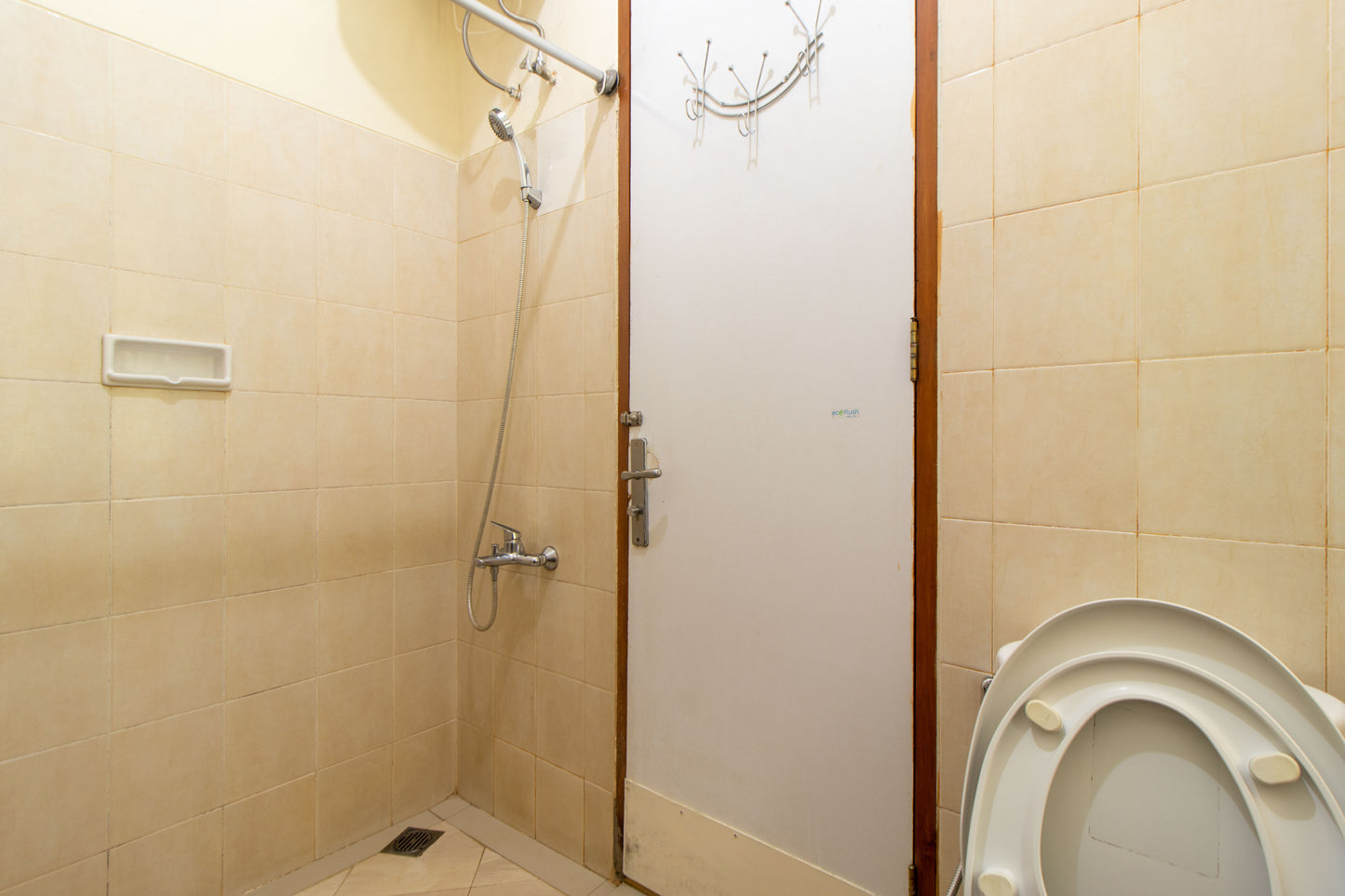 Shower mandi dengan water heater ini tidak akan membuat kamu kedinginan saat membersihkan badan di Villa, closet yang bersih lengkap dengan jet shower.