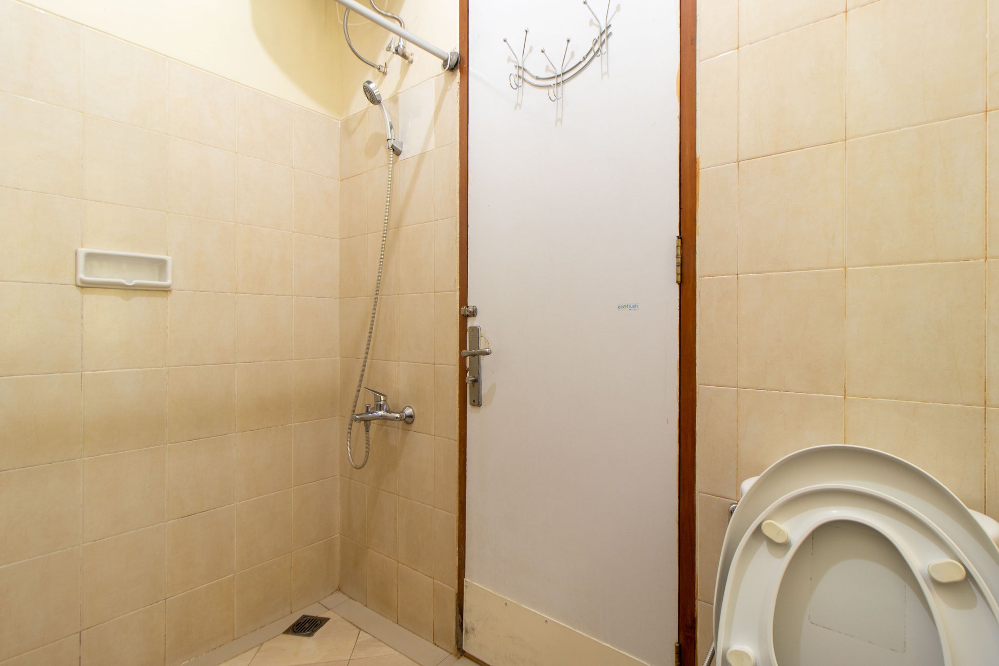 Shower mandi dengan water heater ini tidak akan membuat kamu kedinginan saat membersihkan badan di Villa, closet yang bersih lengkap dengan jet shower.
