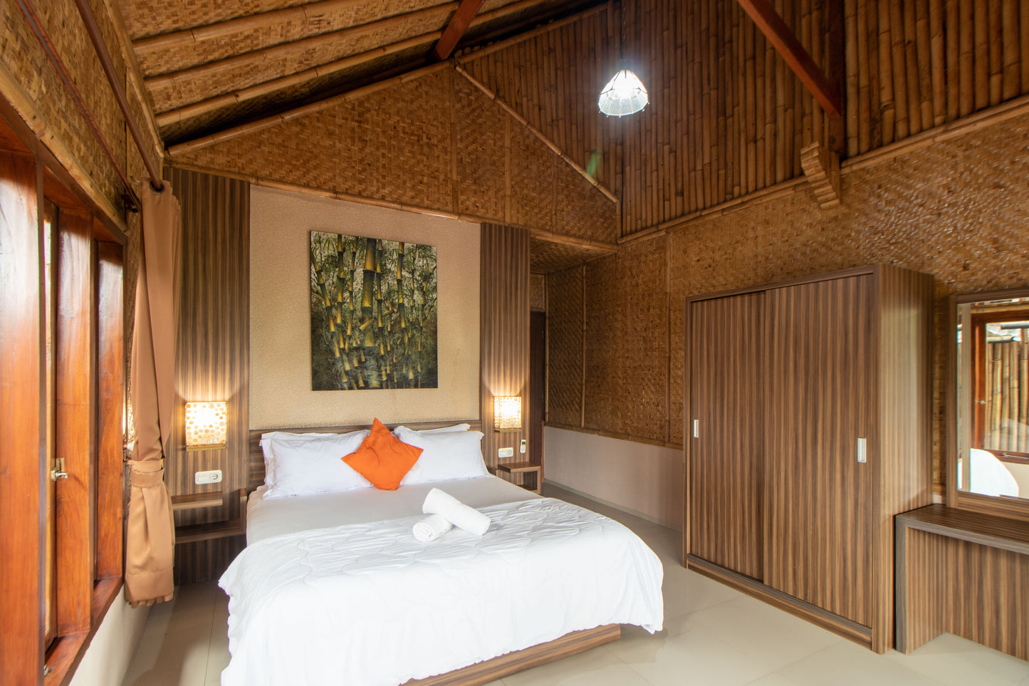 Kasur berukuran besar dengan bukaan kaca percis disamping tempat tidur bisa membuat sirkulasi udara Bandung yang sejuk masuk ke dalam kamar, Villa ini dilengkapi lemari pakaian kayu minimalis, dan meja rias yang memantulkan cahaya lembut