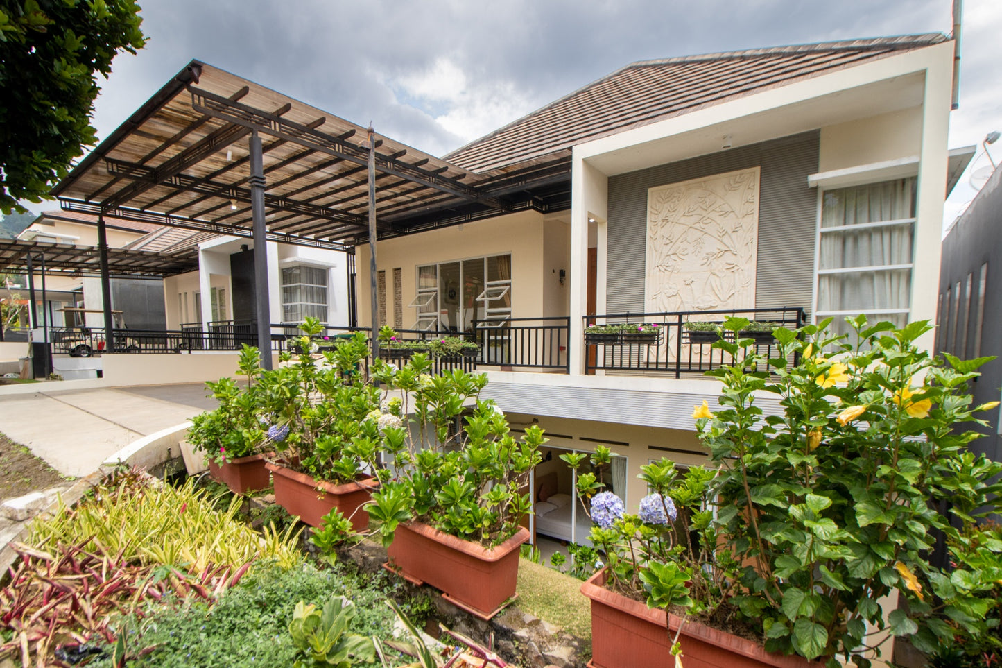 Jadikan liburan keluarga kamu lebih bermakna di villa 4 kamar yang luas dan nyaman. Berlokasi di Dago Atas, Kota Bandung, kamu akan mendapatkan privasi maksimal dengan suasana yang masih sangat alami. Dibangun di area yang masih sangat asri, villa ini dirancang untuk kamu yang ingin "menghilang" sejenak dari rutinitas.