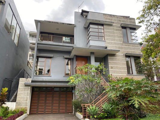 Villa di Dago Bandung dengan arsitektur modern dan taman asri