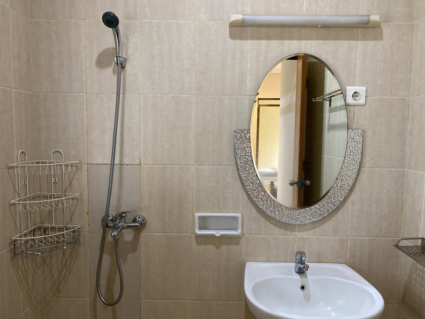 Shower kaca dengan lantai keramik anti slip di villa keluarga