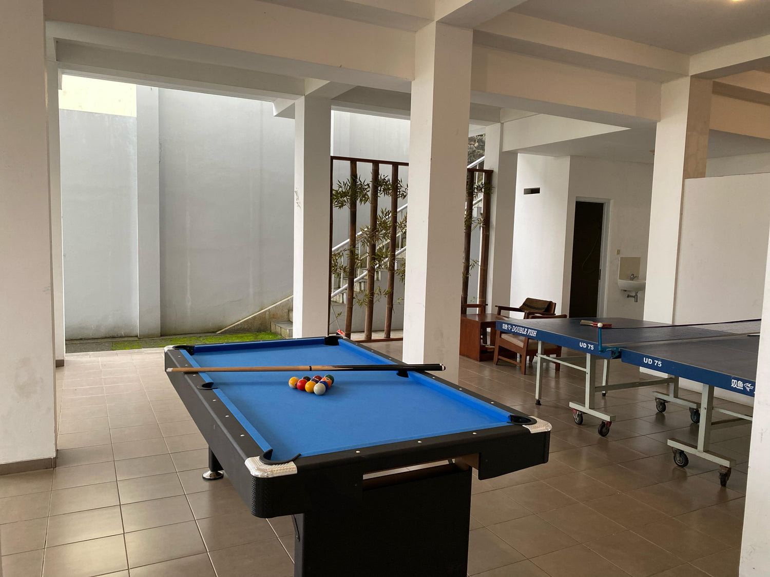 Ruang bermain dengan ayunan, tenis meja dan meja biliard