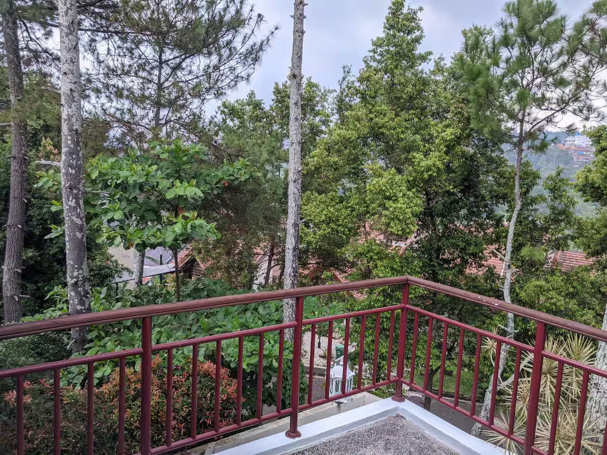 Balkon dengan pemandangan bukit di dago pakar