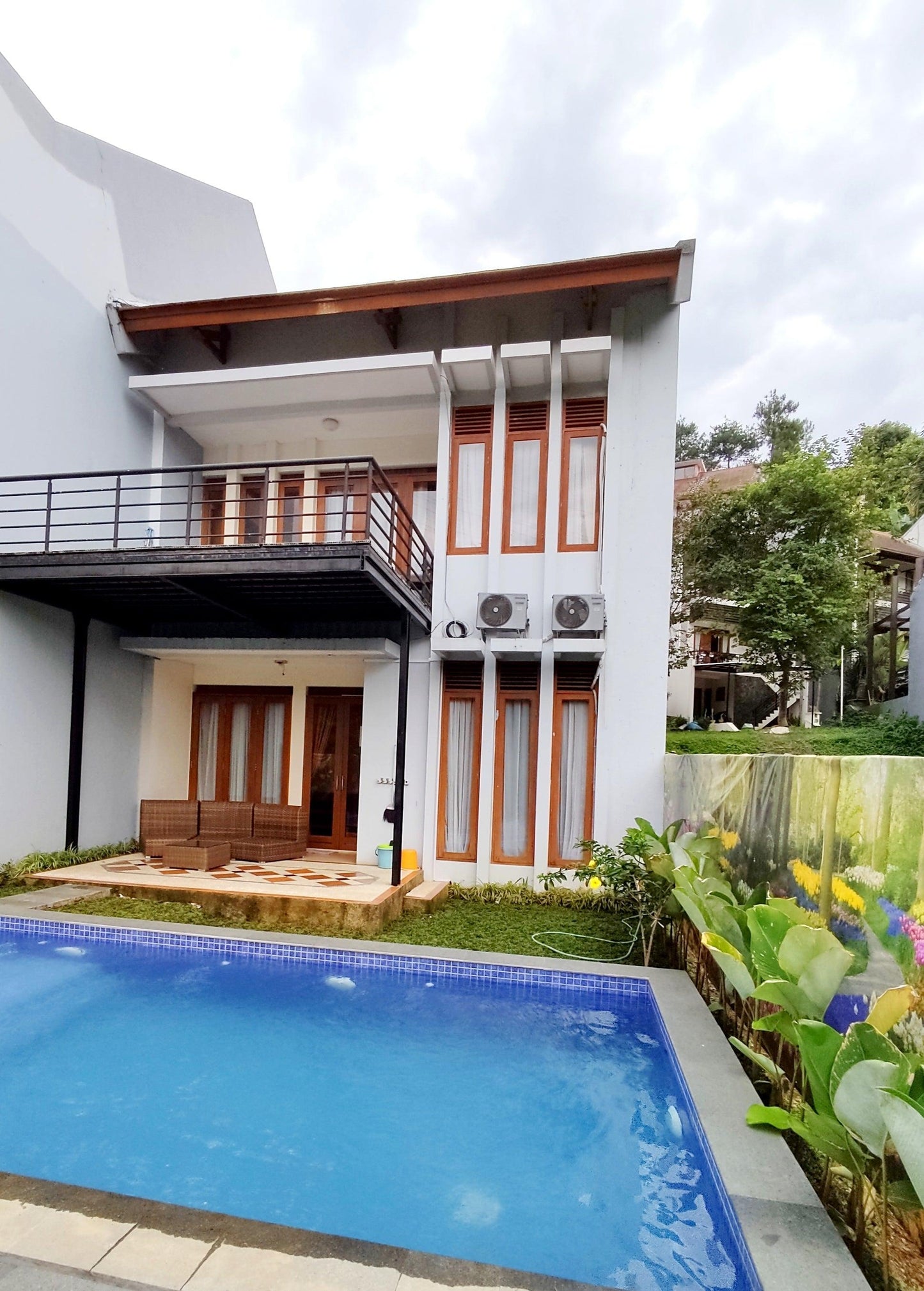 Villa 2 lantai yang memiliki 3 kamar tidur dengan kolam renang priadi yang dikelilingi tumbuhan hijau, lengkap dengan balkon dengan pemandangan ke bukit dago bandung dan kolam renang prbadi yang hanya bisa di nikmati kamu dan keluarga.