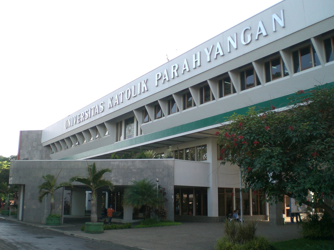 gedung rektorat kampus UNPAR Bandung
