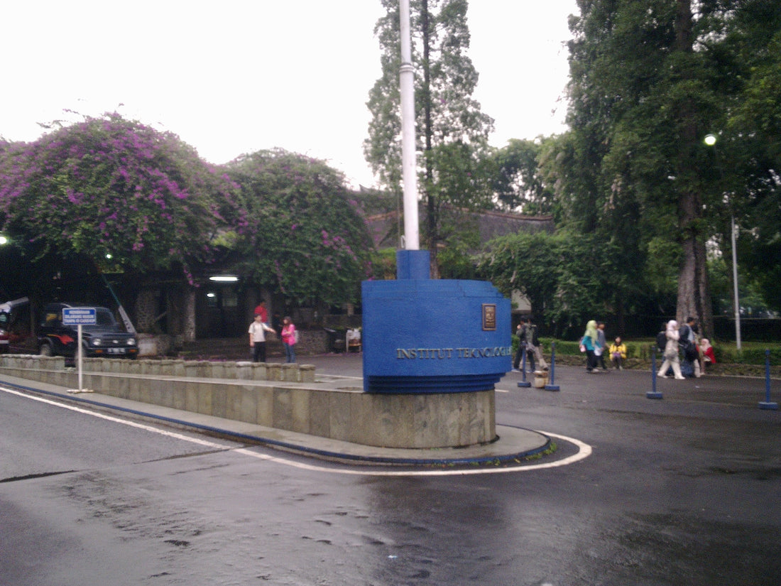 gerbang utama kampus ITB Bandung