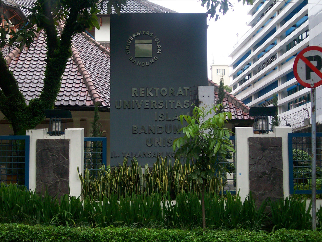gedung rektorat kampus UNISBA Bandung