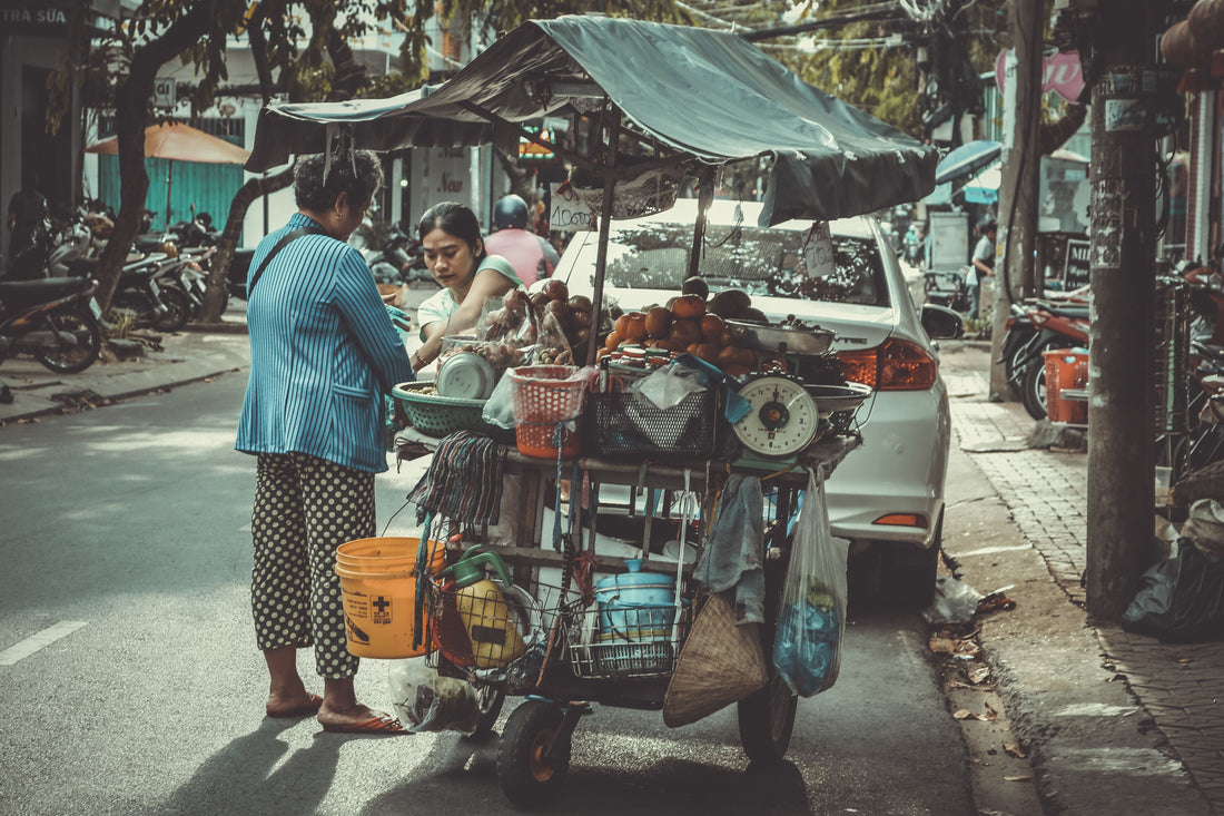 Kuliner jalanan khas Vietnam dengan gerobak dagangan