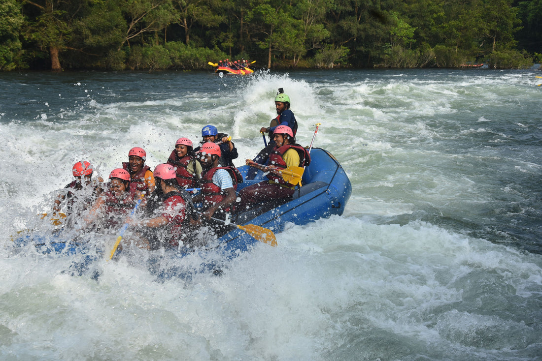 Sekelompok wisatawan melakukan rafting arung jeram sebagai contoh wisata adventure Bandung
