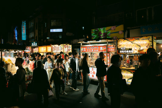 Suasana ramai pasar kuliner malam dengan deretan lapak makanan
