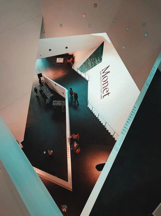 Interior ruang pamer museum, mewakili museum edukatif di Bandung