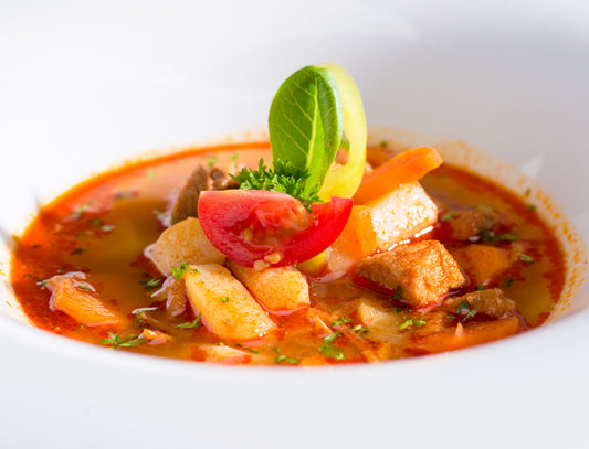 Semangkuk sop daging hangat khas Indonesia, ilustrasi soto dan sop legendaris Bandung