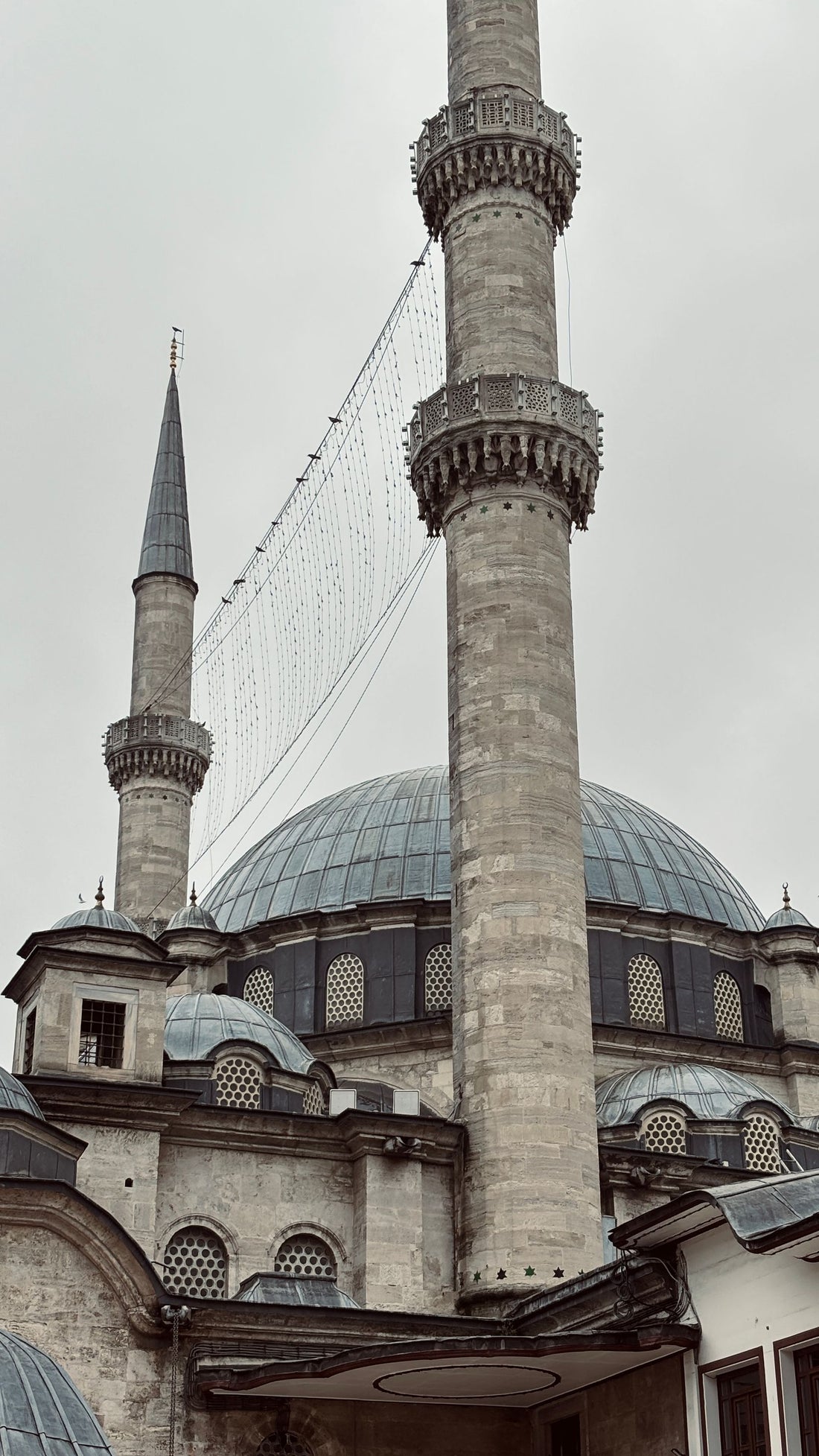 Arsitektur masjid megah dengan menara menjulang di Bandung